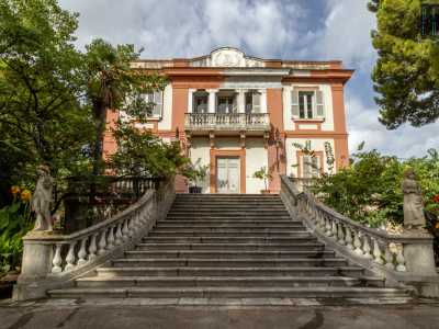...edificarono Villa Maria, meglio conosciuta come Villa Sbis�, residenza liberty che svetta su una collinetta all�interno del Campus universitario di Bari